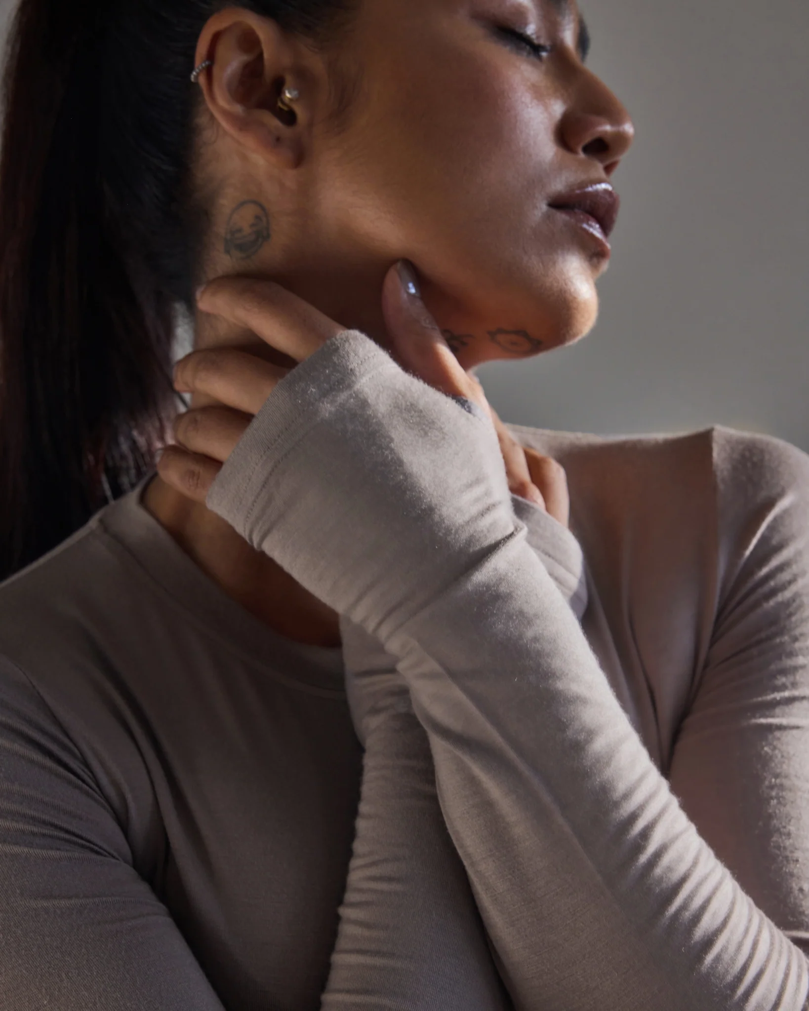Aero Long Sleeve with Thumb Hole Sand Grey - Image 4