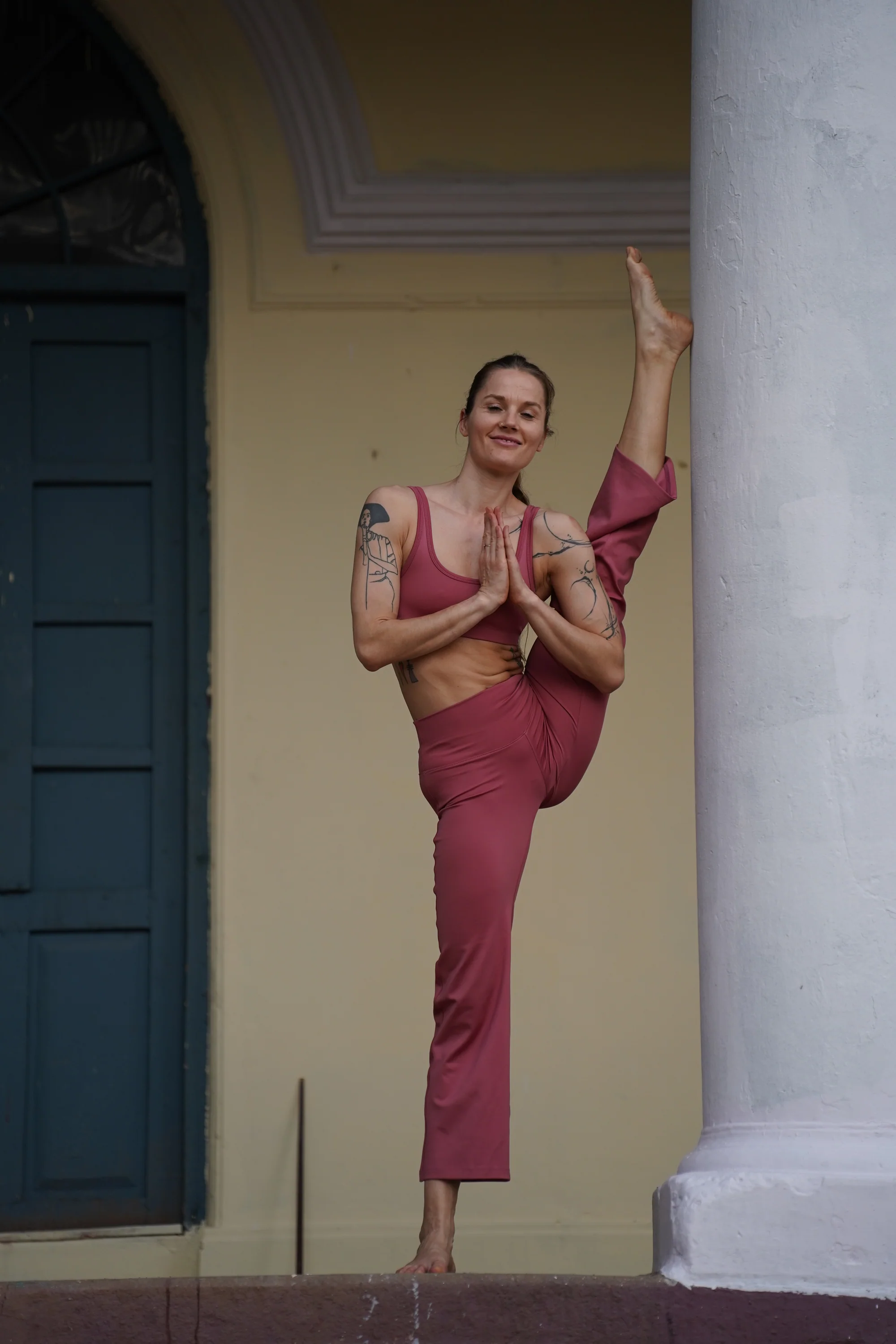 Flo Set Athletic Bra and Flared Yoga Pants Deco Rose - Image 2