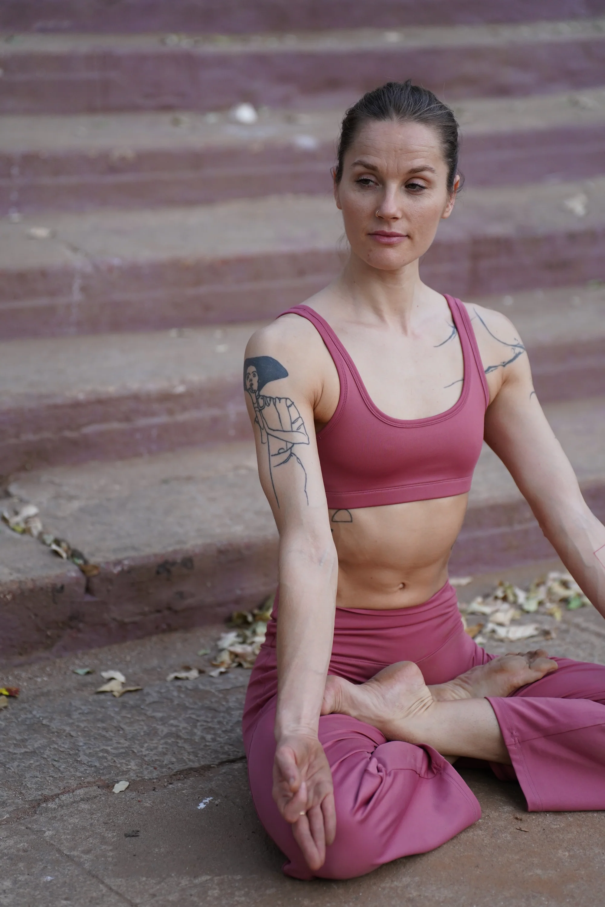 Flo Set Athletic Bra and Flared Yoga Pants Deco Rose - Image 4